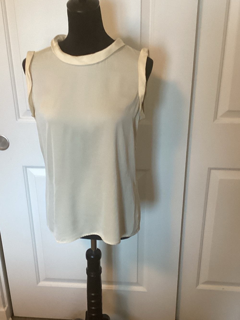 Elie Tahari Women's Cream Sleeveless Silk Camisole Top M